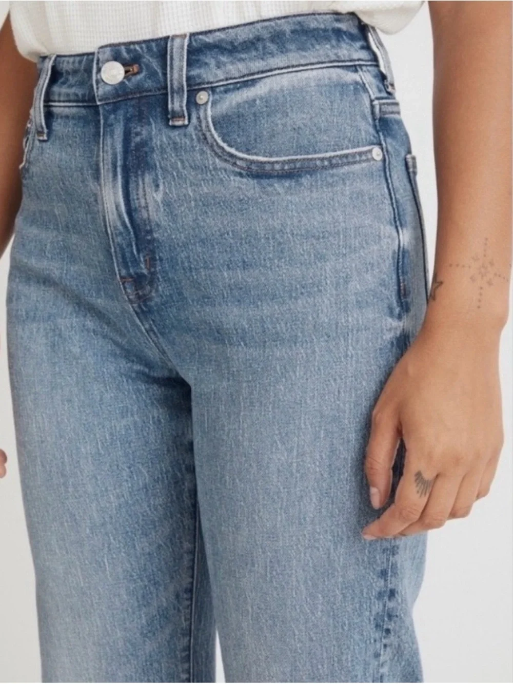 Madewell Curvy 90s Straight Leg Jeans in Light Blue Denim - Picture 4 of 12